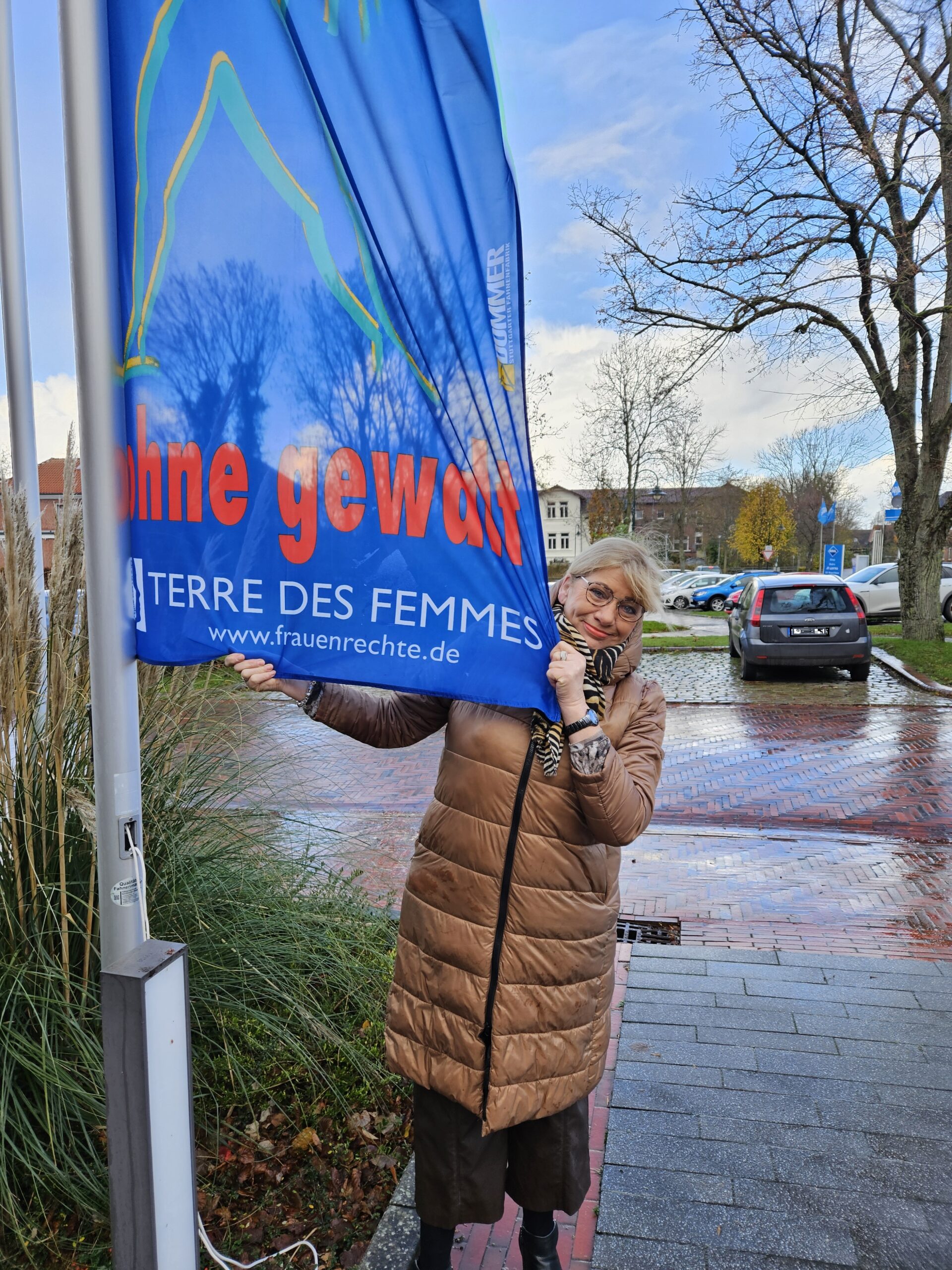 "Gemeinde Krummhörn zeigt Flagge: Ein starkes Statement gegen Gewalt an Frauen"