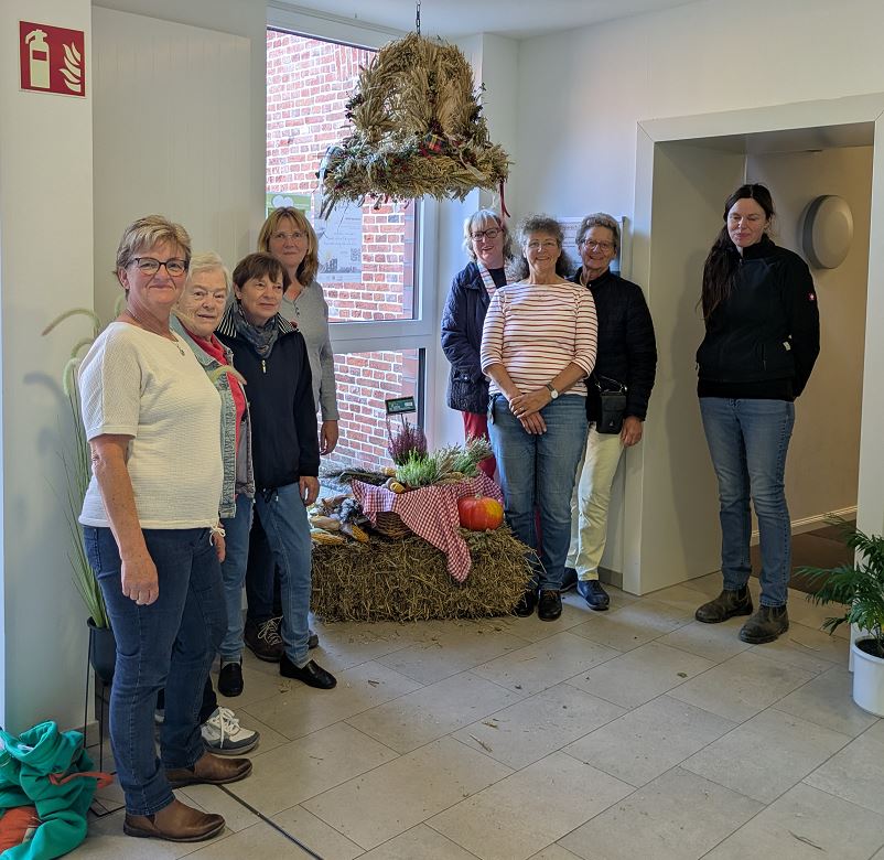 Erntekrone ziert das Pewsumer Rathaus